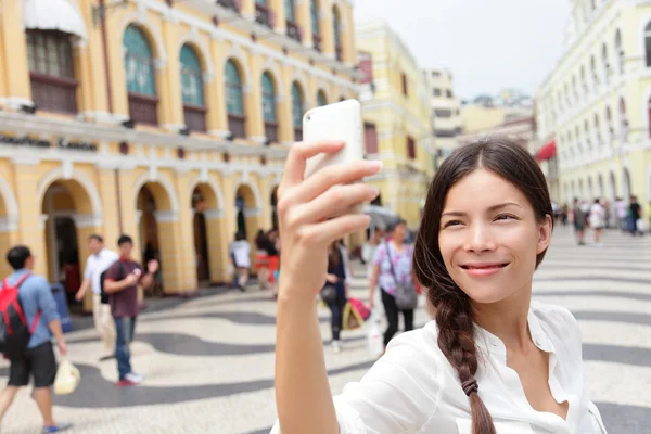 Mulher tirando fotos selfie em Macau — Fotografia de Stock