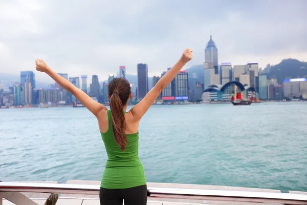 Mulher torcendo por Hong Kong skyline — Fotografia de Stock