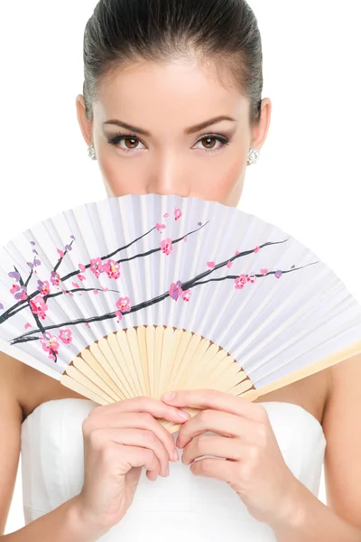 Femme chinoise avec ventilateur en papier — Photo