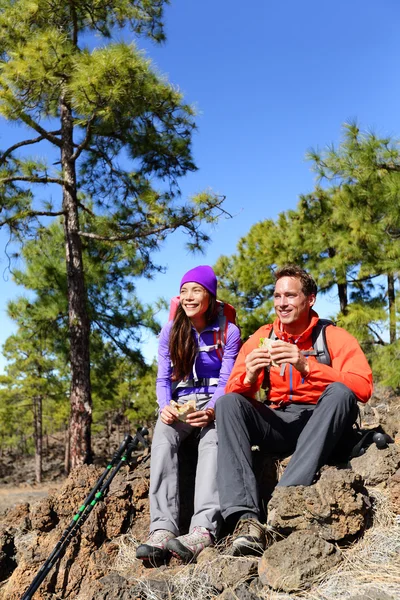 Hikers couple relaxing eating lunch — Stock Photo, Image