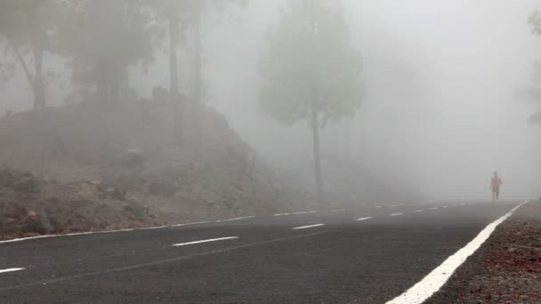 Correre uomo correndo fuori dalla nebbia — Video Stock