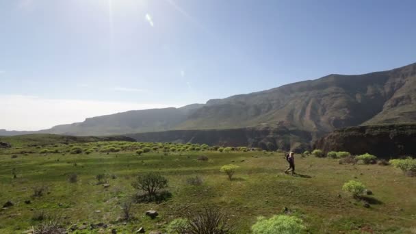 徒步旅行在山中行走的人 — 图库视频影像