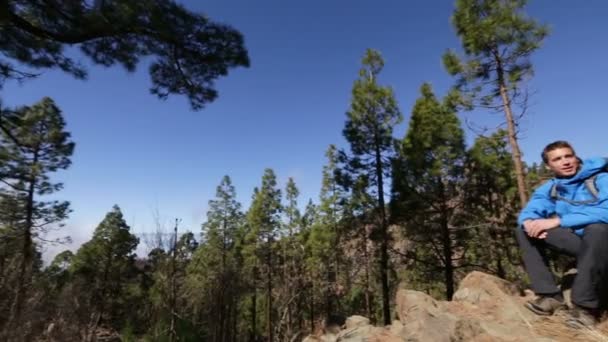 Hiking couple taking break — Stock Video