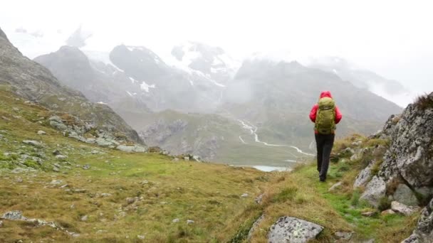 Frau wandert in den Bergen — Stockvideo