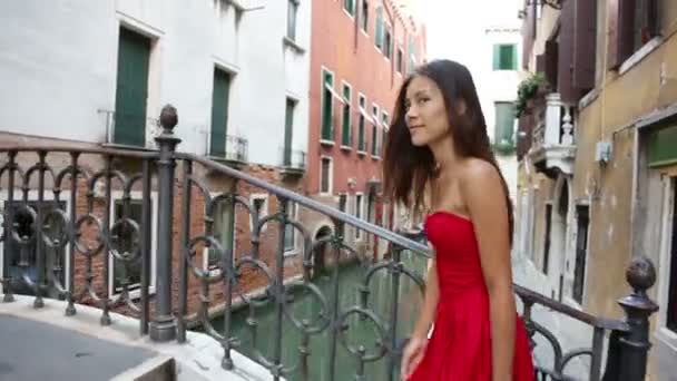 Mujer en vestido rojo — Vídeo de stock