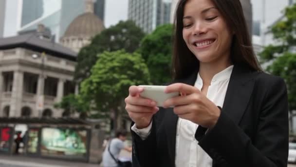 Femme d'affaires avec smartphone — Video