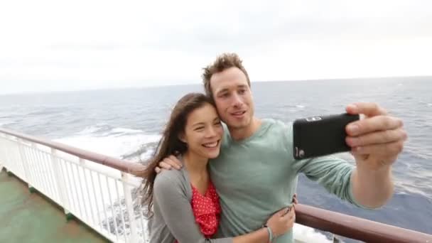 Casal tirando foto selfie — Vídeo de Stock