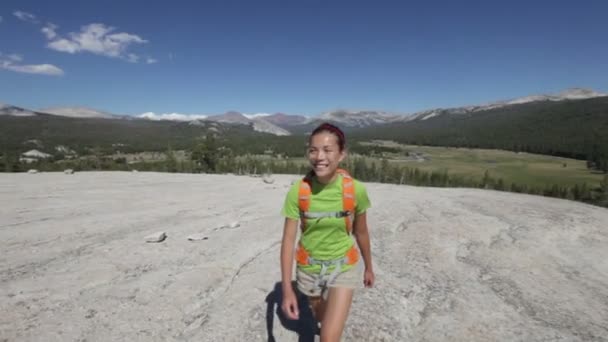 Pěší turistika žena v Yosemitském národním parku — Stock video