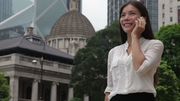 Asiatique femme d'affaires en utilisant smartphone — Video