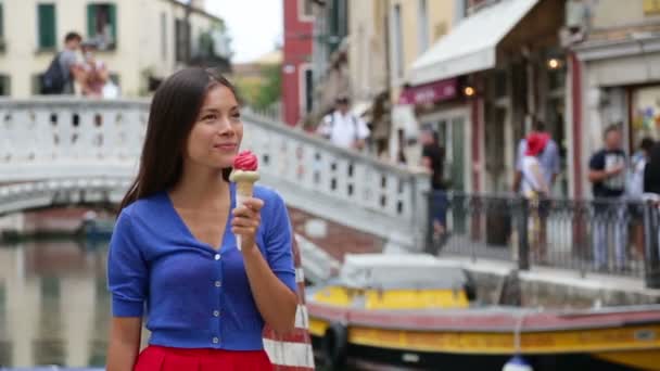 Mulher comendo sorvete — Vídeo de Stock