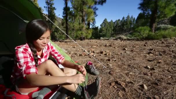 Mujer camping atando zapatos de senderismo — Vídeos de Stock