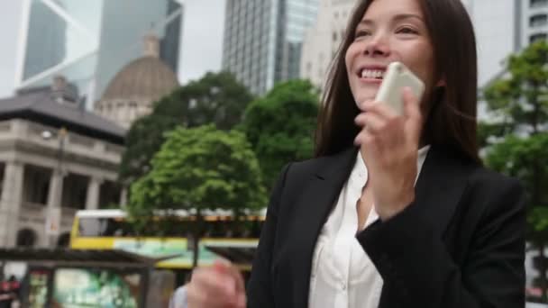 Mujer de negocios con smartphone — Vídeo de stock