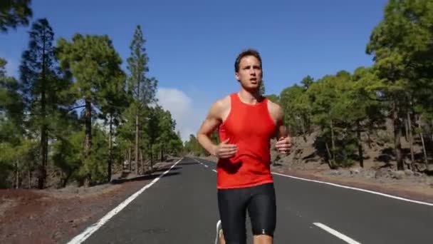 Hombre corriendo rápido en el camino — Vídeo de stock