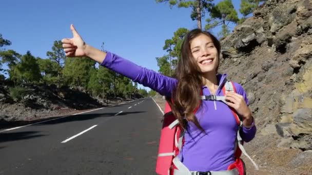 Hitchhiker woman backpacker — Stock Video