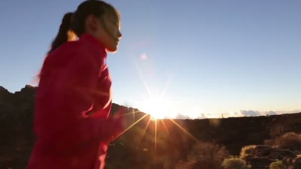 Mujer corriendo outdors — Vídeos de Stock