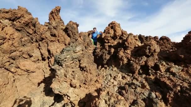 ハイキングのカップル歩いて火山 — ストック動画
