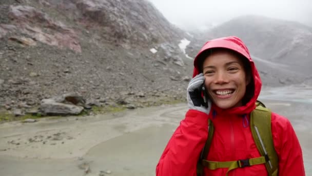 Mädchen telefoniert mit Smartphone in Berg — Stockvideo