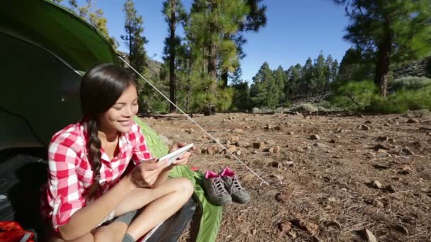 Chica de camping tomando selfie — Vídeos de Stock