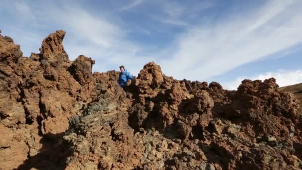 Hiking man walking on volcano — Stock Video