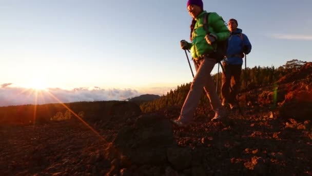 Gente senderismo en hermosa montaña — Vídeo de stock