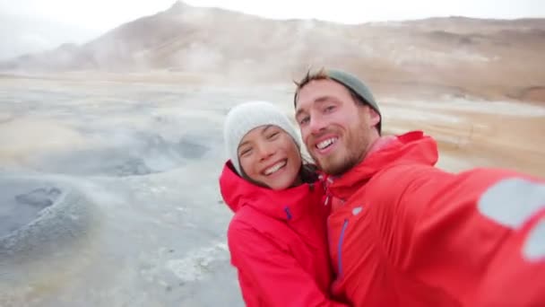 Islandia turystów biorąc selfie — Wideo stockowe