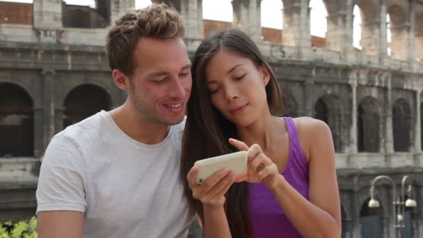 Casal usando smartphone — Vídeo de Stock