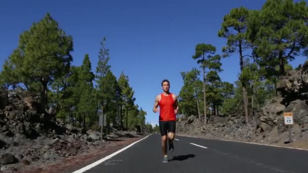 Hombre corriendo en la carretera — Vídeo de stock