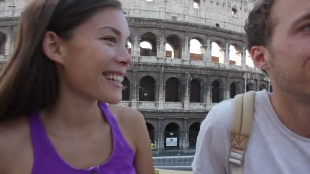 Koppel in Rome door het Colosseum praten — Stockvideo