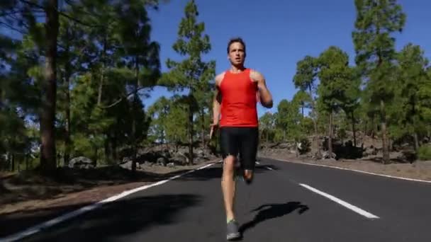 Hombre corriendo en la carretera — Vídeo de stock