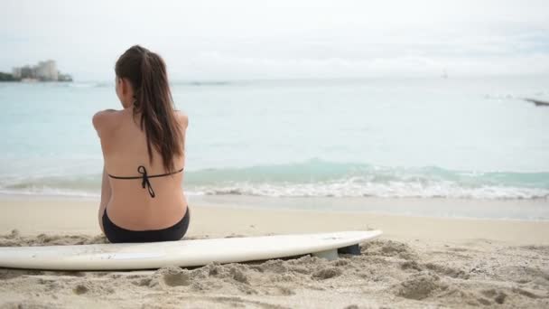 Chica con tabla de surf en la playa — Vídeos de Stock