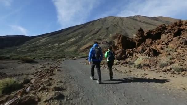 Senderistas caminando volcán — Vídeo de stock