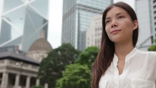 Empresaria caminando en Hong Kong — Vídeos de Stock