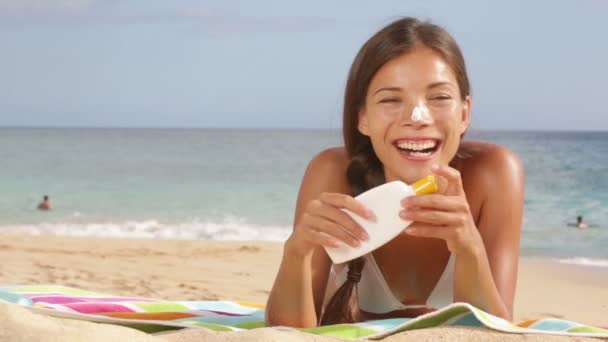 Crème solaire femme appliquant crème solaire — Video