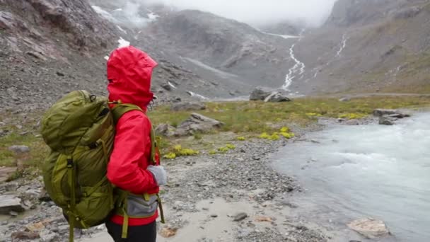 Mujer excursionista girando en las montañas — Vídeo de stock