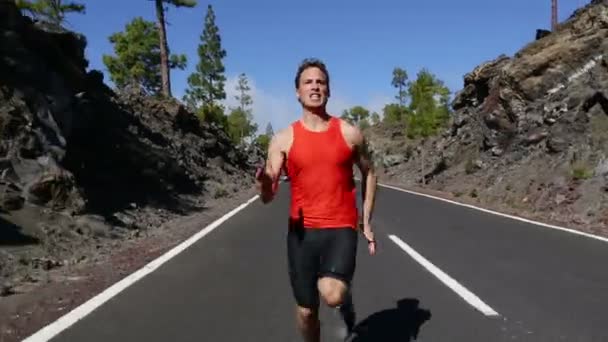 Hombre corriendo rápido en el camino — Vídeo de stock