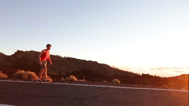 Hombre atleta corriendo al atardecer — Vídeos de Stock