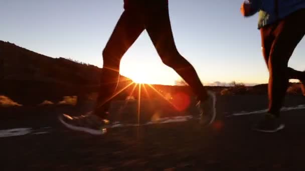 Loopschoenen en benen van man en vrouw — Stockvideo