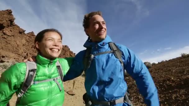 Senderistas caminando al aire libre — Vídeo de stock