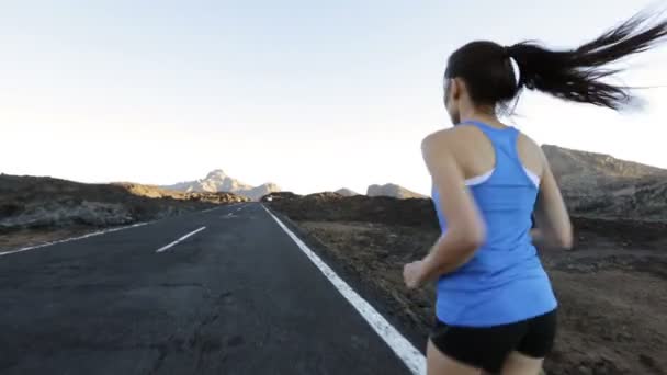 Женщина бежит по дороге — стоковое видео