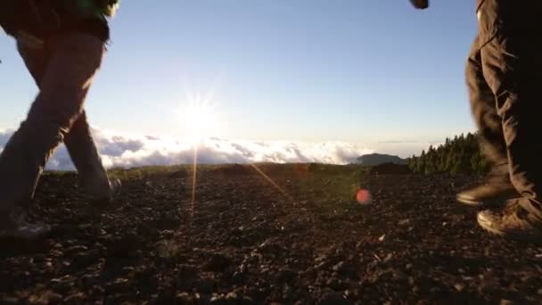 Ulaşan insanlar hiking — Stok video