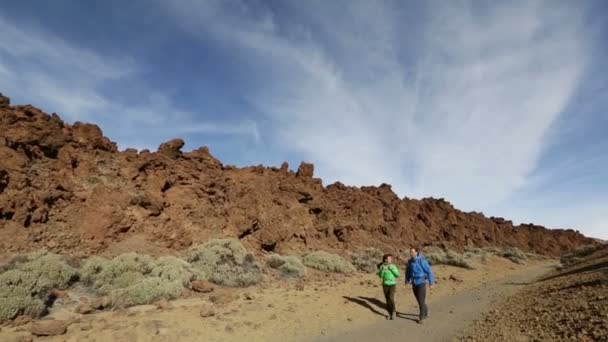 火山を歩くハイカー — ストック動画