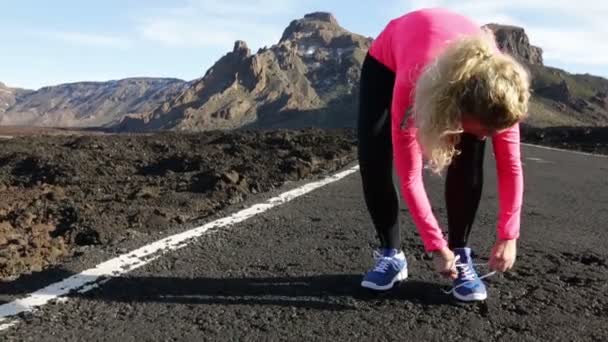 Δρομέας γυναίκα δένοντας παπούτσια για τρέξιμο — Αρχείο Βίντεο