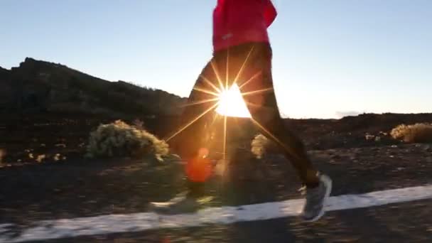 Runner vrouw uitgevoerd op weg — Stockvideo