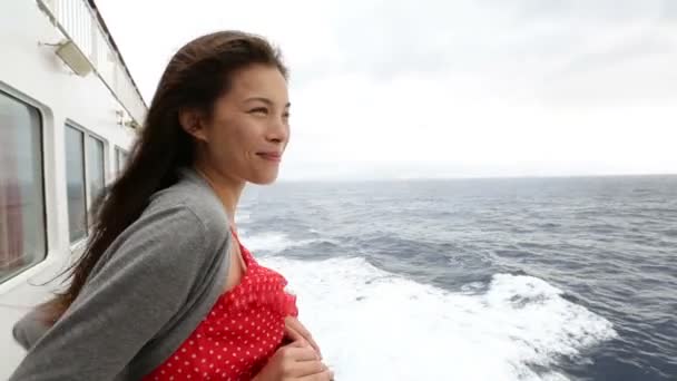 Улыбающаяся женщина на лодке — стоковое видео
