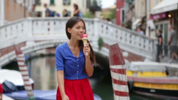 Mujer en Venecia comiendo helado — Vídeos de Stock