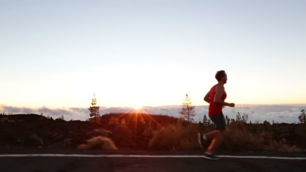 Hombre atleta corriendo al atardecer — Vídeo de stock