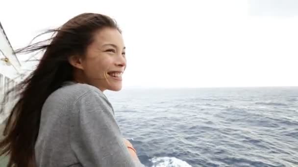 Lachende vrouw op boot — Stockvideo