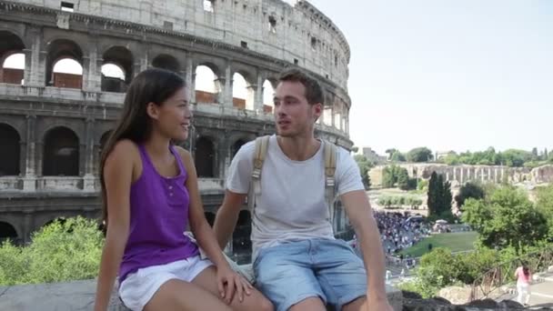 Casal por Coliseu falando — Vídeo de Stock