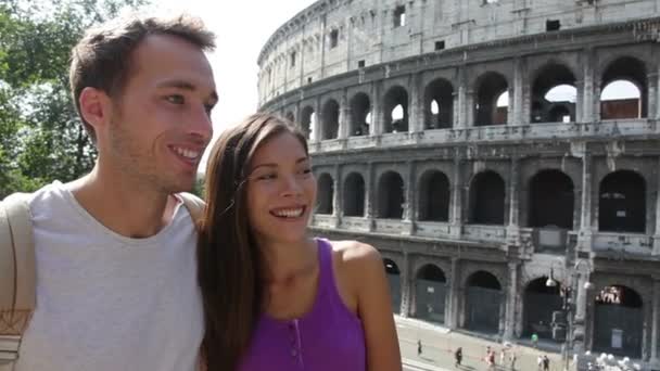 Feliz joven pareja viajando — Vídeos de Stock