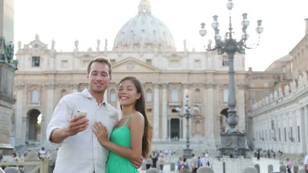 Turisté pár přijetí selfie — Stock video